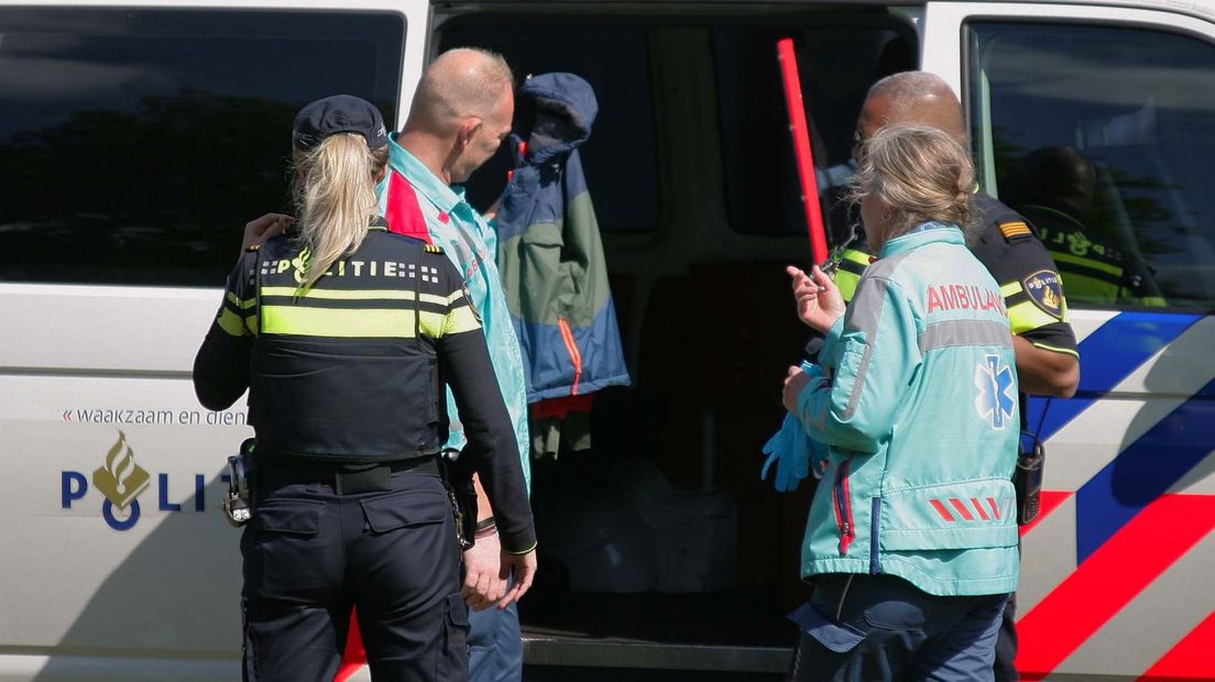Hulpdiensten rukten uit nadat voorbijgangers een kinderjas langs het water vonden (Rechten: Persbureau Meter)