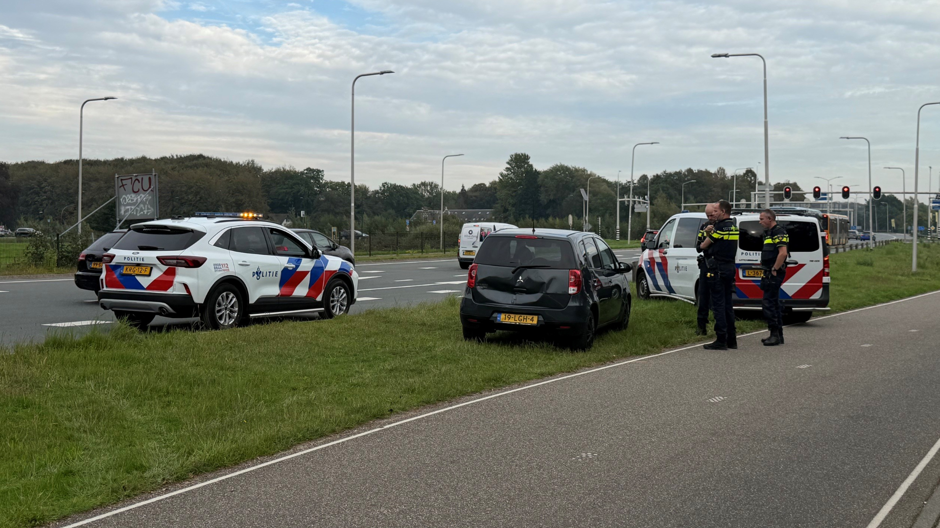 Automobilist negeert stopteken, raakt politiewagen en vlucht te voet