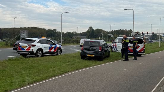 Automobilist negeert stopteken, raakt politiewagen en vlucht te voet Home