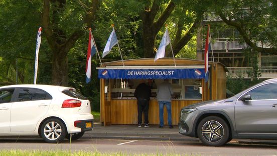 De laatste vaste haringkraam in Stad verdwijnt, maar de komende weken gaan er nog flink wat harinkjes door de handen