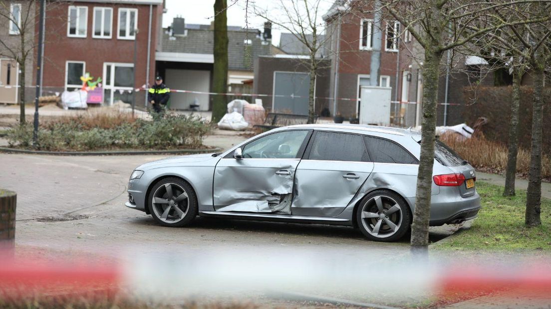 De politie heeft donderdag enige tijd de Smallestraat in Didam afgezet. Er stond een auto die afgelopen nacht volgens de politie bij een plofkraak in Duisburg is gebruikt. In de wagen liggen mogelijk explosieven.