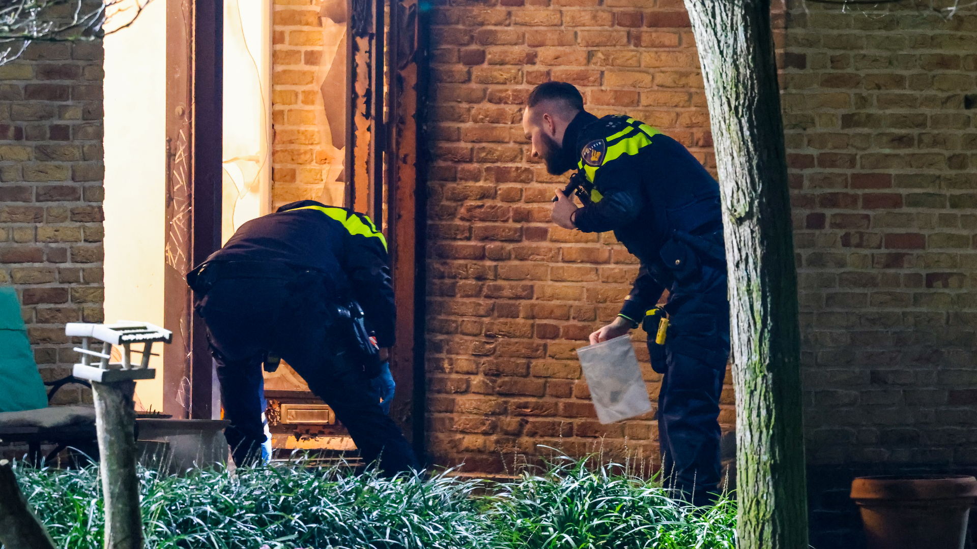 De voordeur raakte zwaar beschadigd als gevolg van de explosie