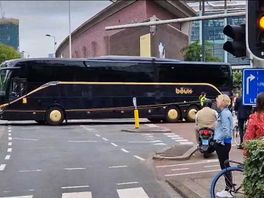 In twee bussen werden ze vervoerd.