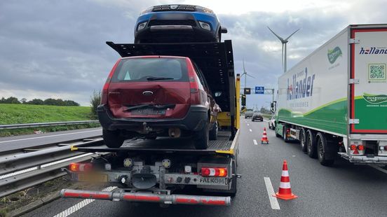 Ongeval met drie voertuigen. Ongeval met drie voertuigen.