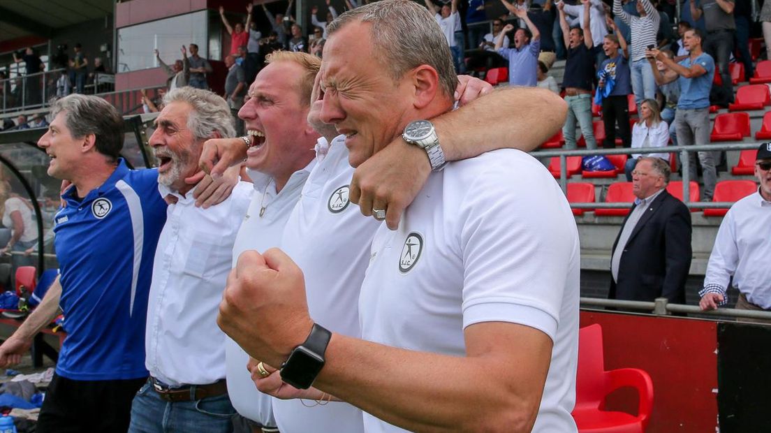 Sjaak Polak is uitzinning van vreugde na het kampioenschap van SJC