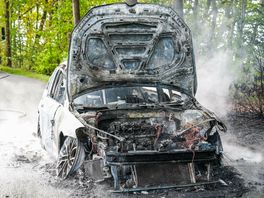 Auto gaat in vlammen op in Dalen