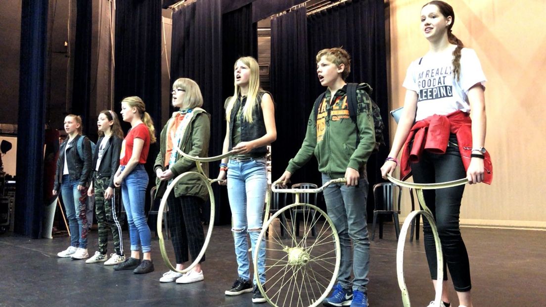 Zeven jonge acteurs die spelen in de musical