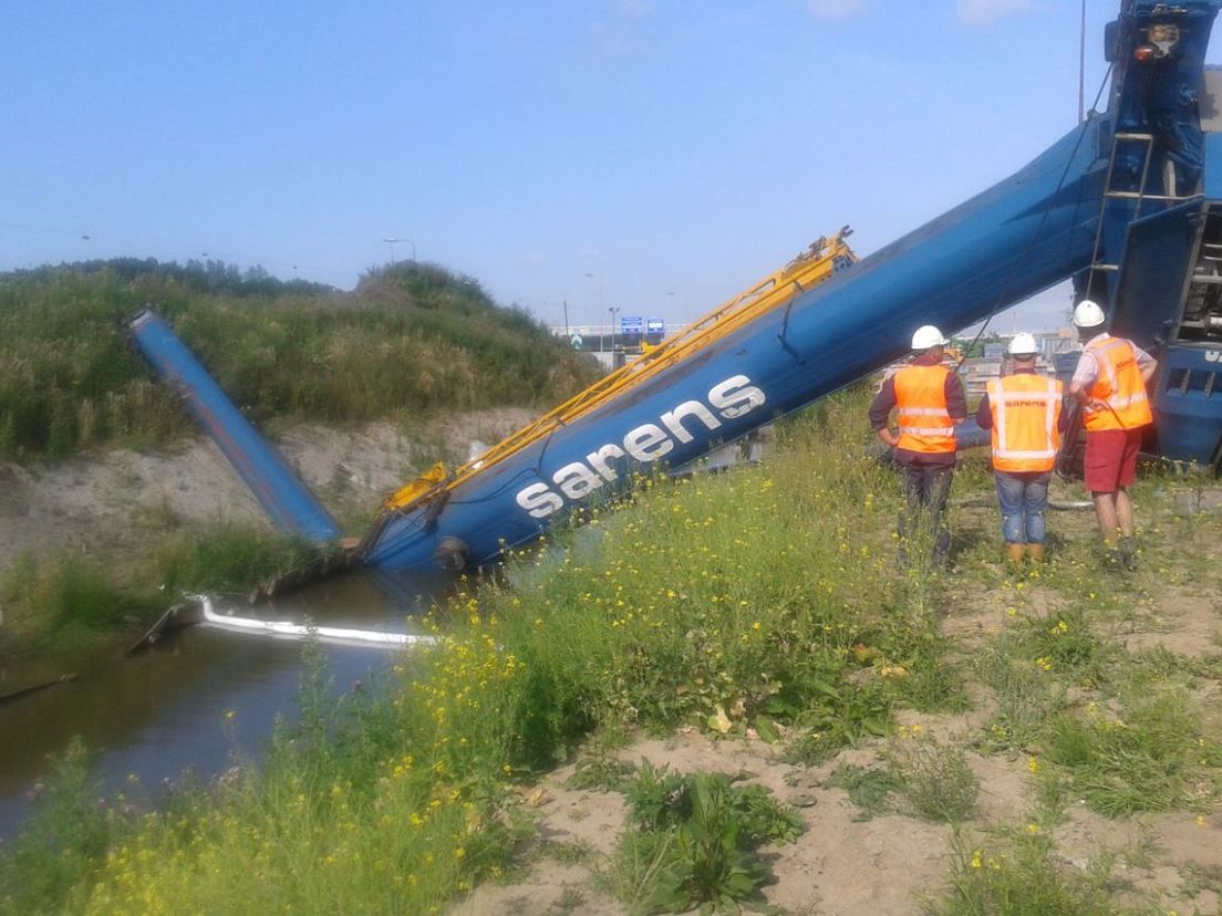 Mobiele kraan valt om in Pernis