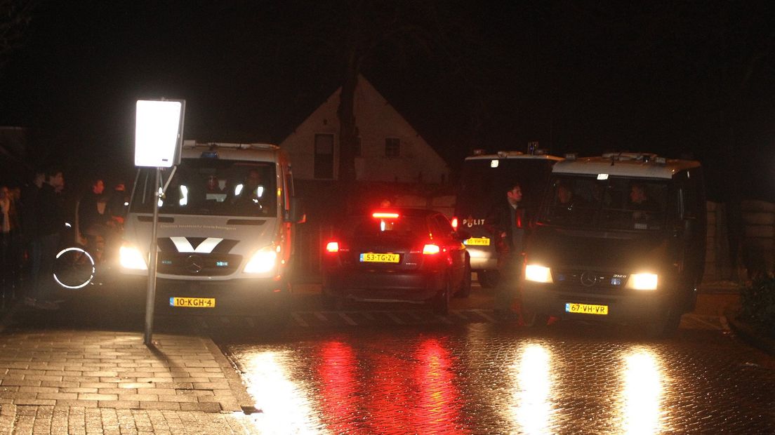 Op het kruispunt bij het Julianaplantsoen in Waardenburg zijn in de nieuwjaarsnacht politiemensen bekogeld met zwaar vuurwerk.