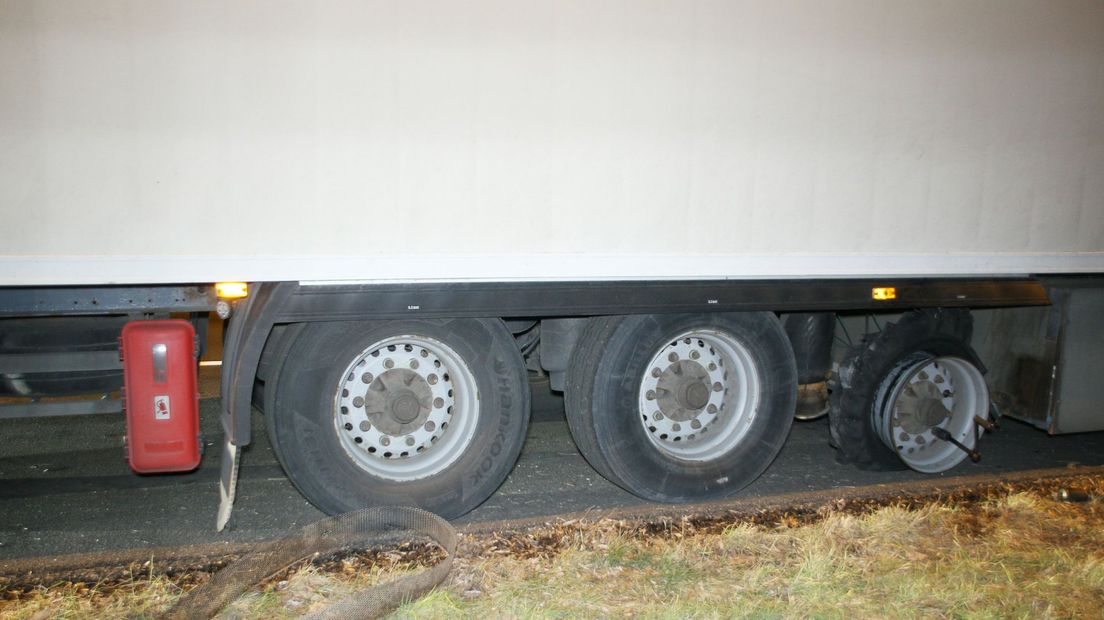 Klapband vrachtwagen veroorzaakt ongeluk A1 Rijssen