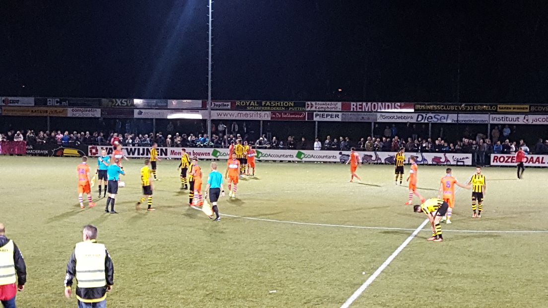 DVS'33 uit Ermelo speelde dinsdagavond in de eerste ronde van de KNVB-beker tegen de buren uit Zwolle. De derdeklasser ontving PEC Zwolle, dat op dit moment laatste staat in de eredivisie. DVS wilde natuurlijk stunten tegen PEC, maar die droom werd al snel in duigen geschopt. Zwolle stond na één helft al op een ruime voorsprong. Een eretreffer mochten de Ermeloërs nog wel maken.