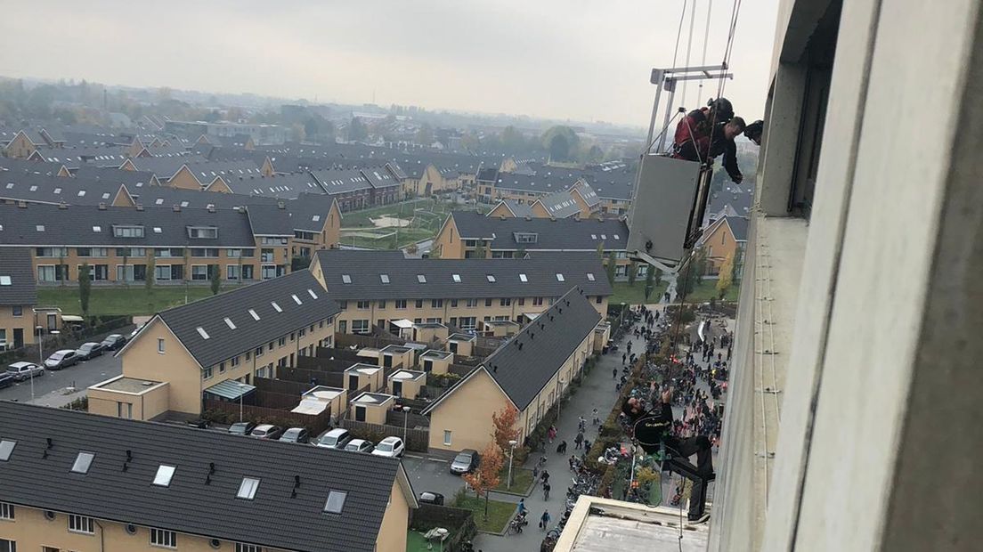 De glazenwassers zaten vast op de achtste verdieping.