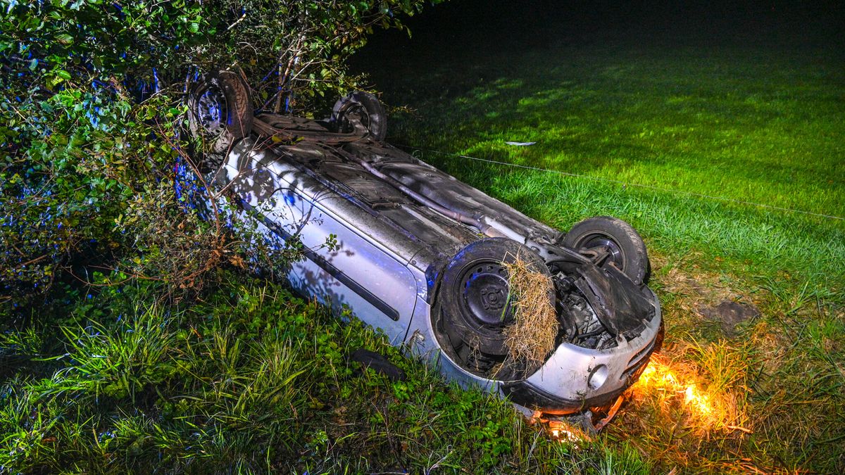 Auto belandt in de sloot door dichte mist in Siegerswoude