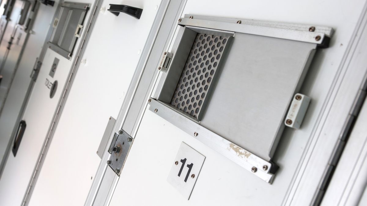 Edelsteentherapeut (80) cel in voor ontucht met patiënten