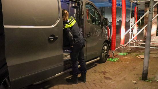 Bestelbus rijdt zich vast na achtervolging, bestuurder gevlucht Home