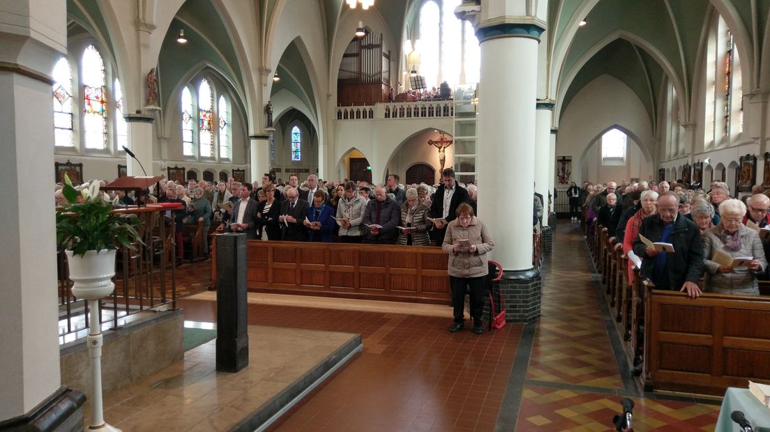 Pastoor Casper Pikkemaat hield zondag zijn laatste dienst in een bomvolle kerk in Lichtenvoorde. Hij vertrekt naar een parochie in Twente. Parochianen hielden een vergeefse actie om hem te behouden.