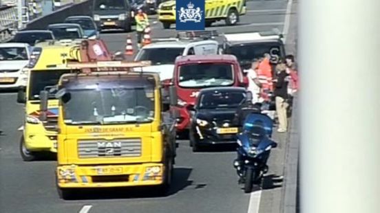 Meer dan uur vertraging op snelweg door ongeluk met meerdere autos, rijstroken weer vrij. Meer dan uur vertraging op snelweg door ongeluk met meerdere autos, rijstroken weer vrij.