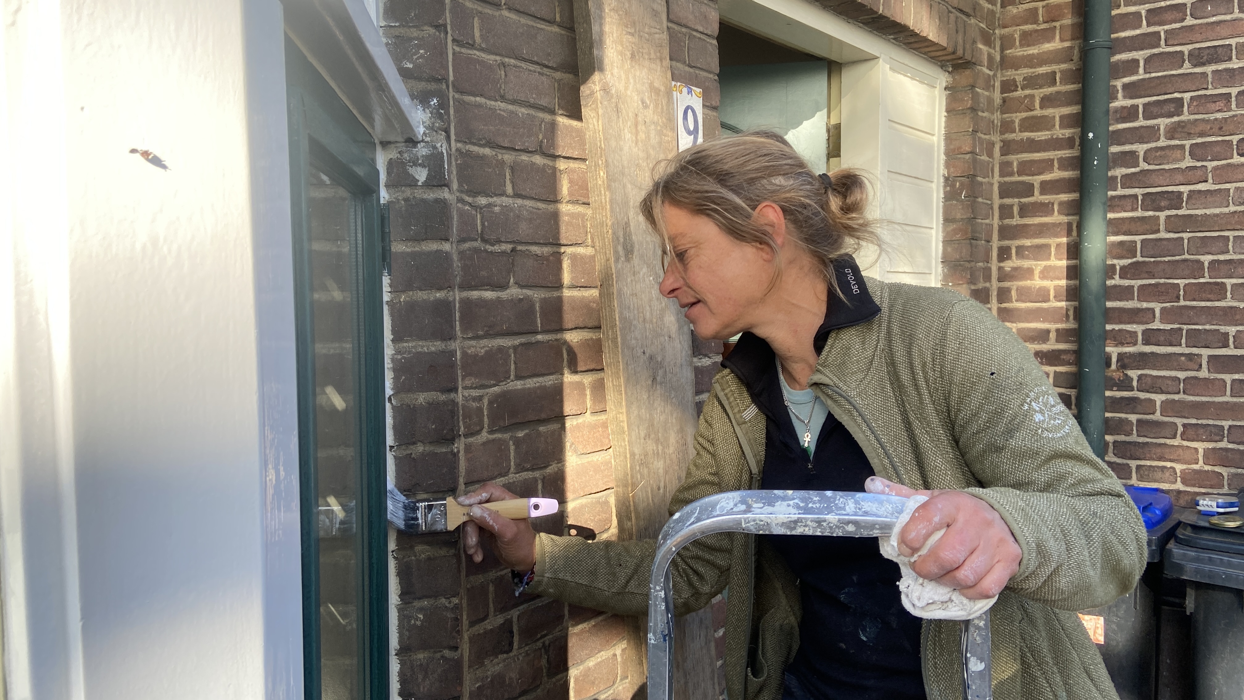 Vinca Lubruyère schildert ondanks alles gewoon haar kozijnen