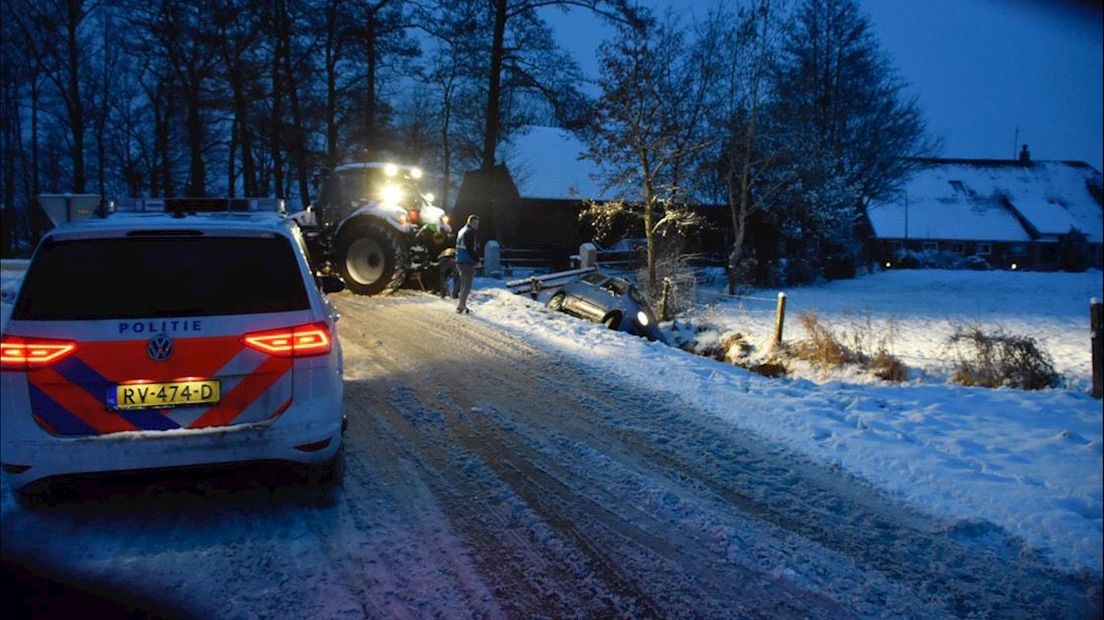 Auto in de sloot bij Dalfsen