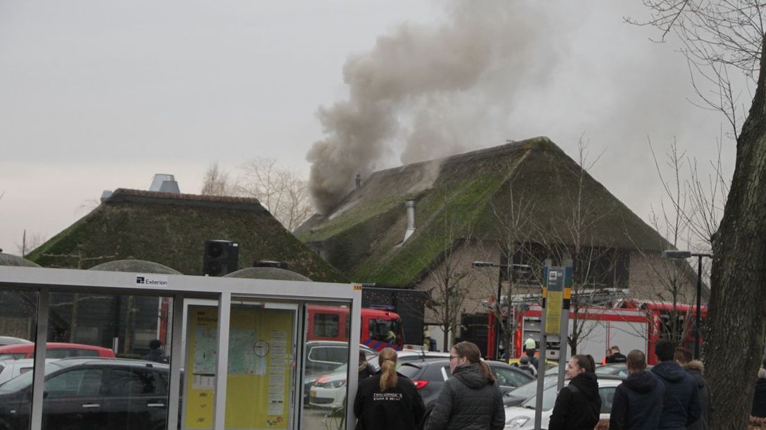 Wellnesscentrum De Zwaluwhoeve in Hierden is maandagmiddag ontruimd. Er woedde een uitslaande brand in een rieten dak.