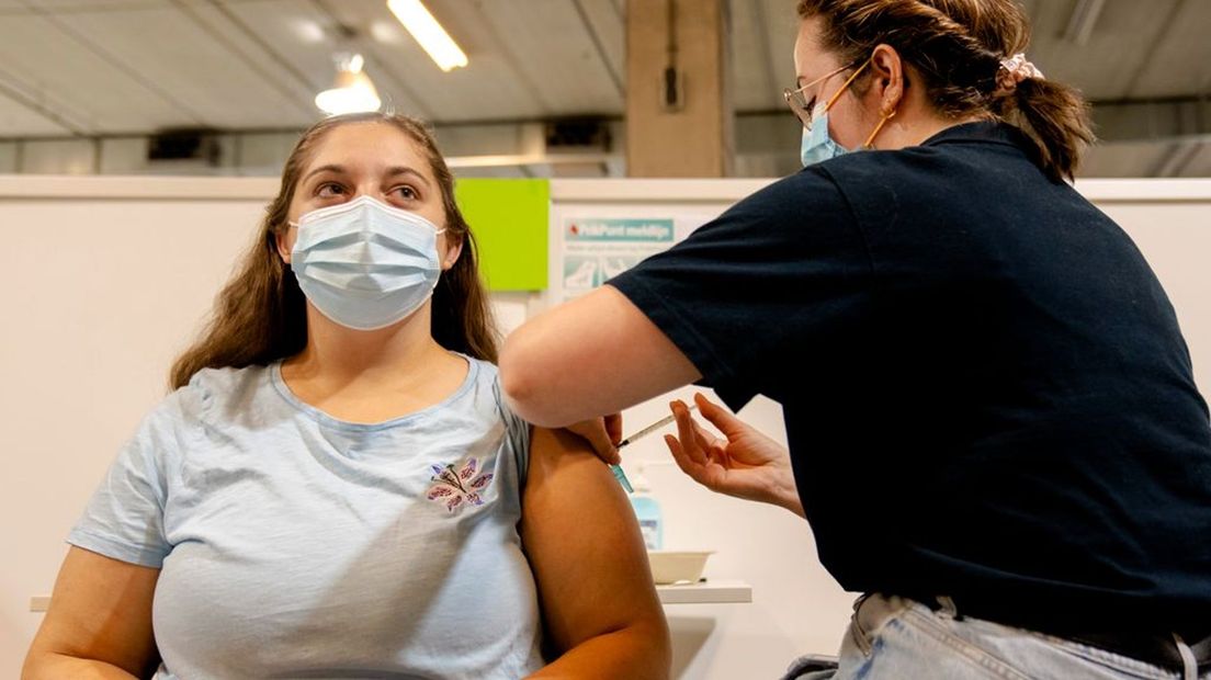 Een GGD-medewerker dient het Janssen-vaccin toe.