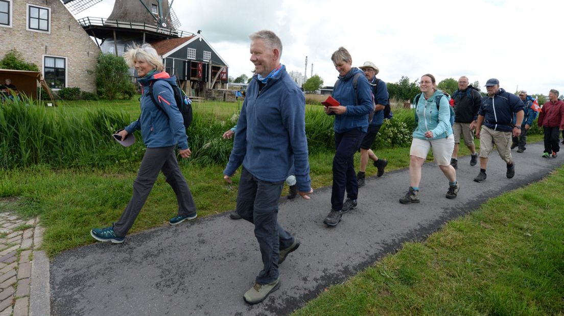 Wandelaars op dag 1 van de Elfstedenwandeltocht 2022