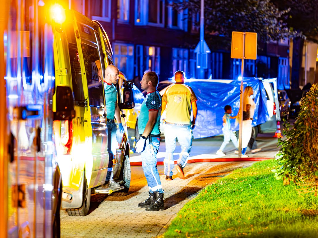 Vier bewoners zijn afgevoerd naar het ziekenhuis.