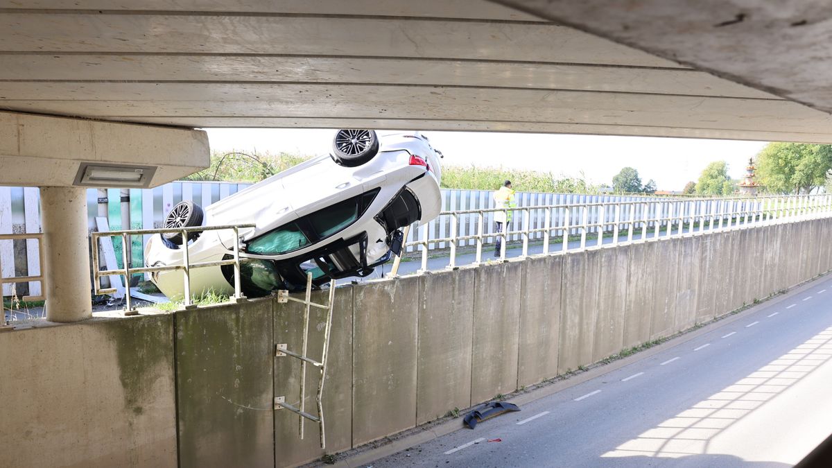 Automobilist schiet van viaduct bij Bunnik, weg in beide richtingen afgesloten