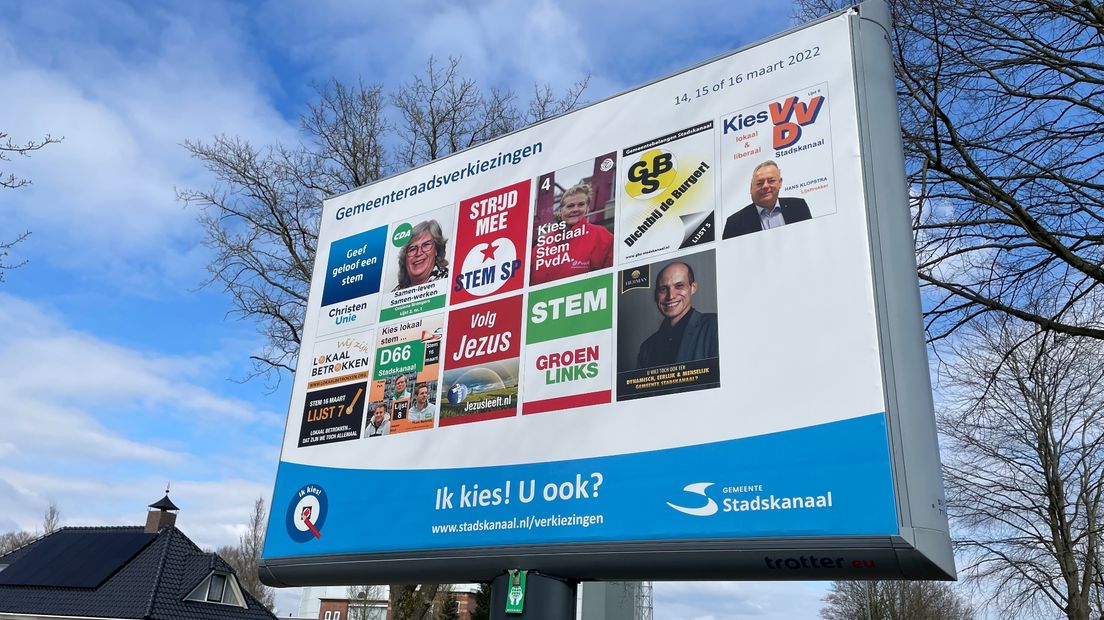 Een bord met verkiezingsposters in de gemeente Stadskanaal