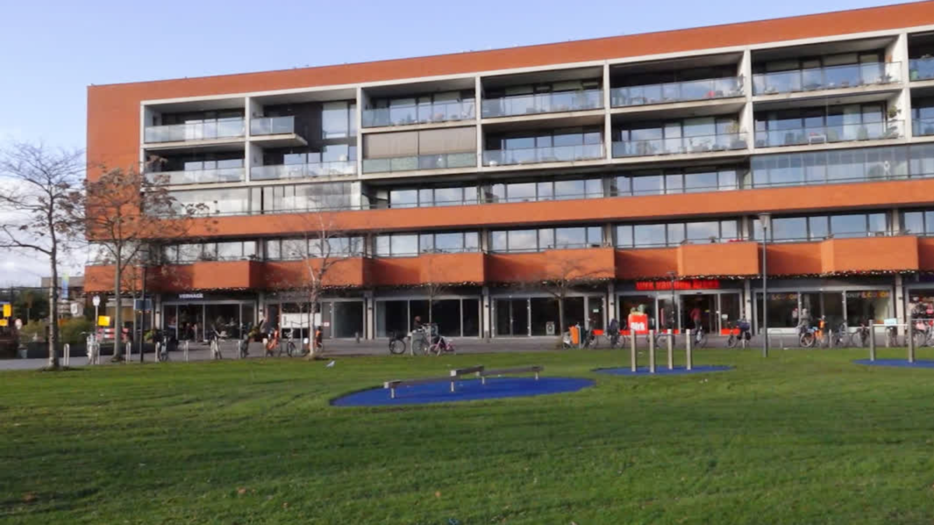 Bij winkelcentrum Hoogambacht is afgelopen weekend een beveiliger mishandeld.