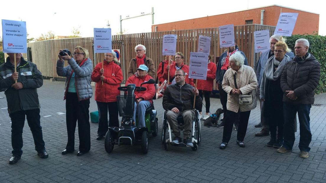 Leden van SP voeren actie bij het hoofdkantoor van Arduin