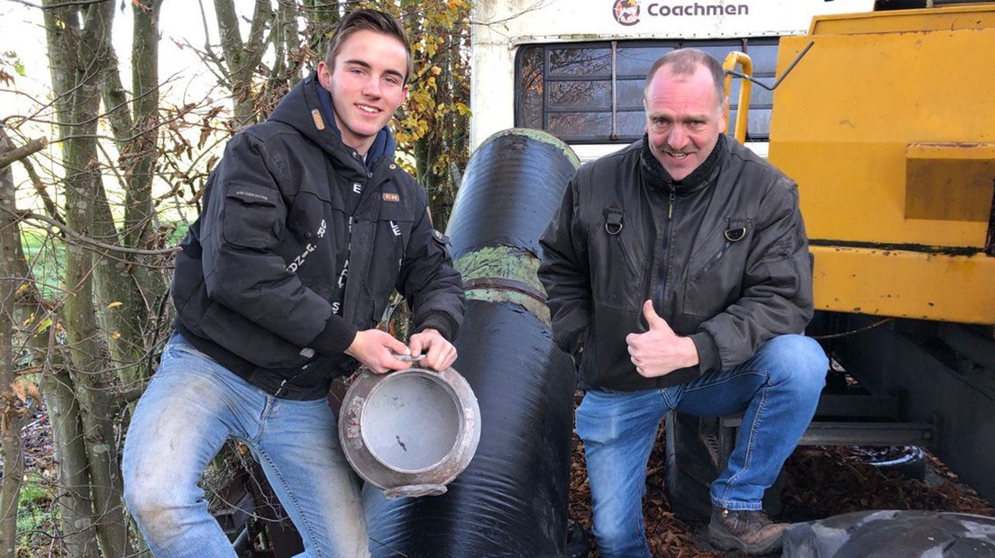 Wouter en Bert Schurink met een carbid melkbus en voor het grote kanon