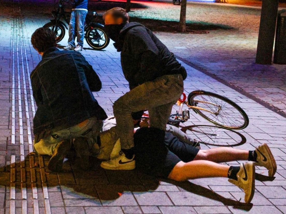Politie en handhaving grijpen in: meerdere jongeren aangehouden in Hoogeveen