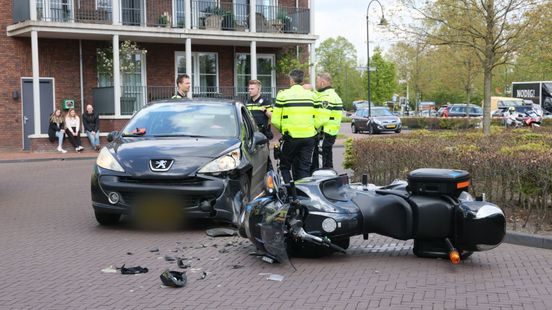 112 Nieuws: Motorrijder botst op auto in Ommen | Fietser gewond bij aanrijding in Enschede.