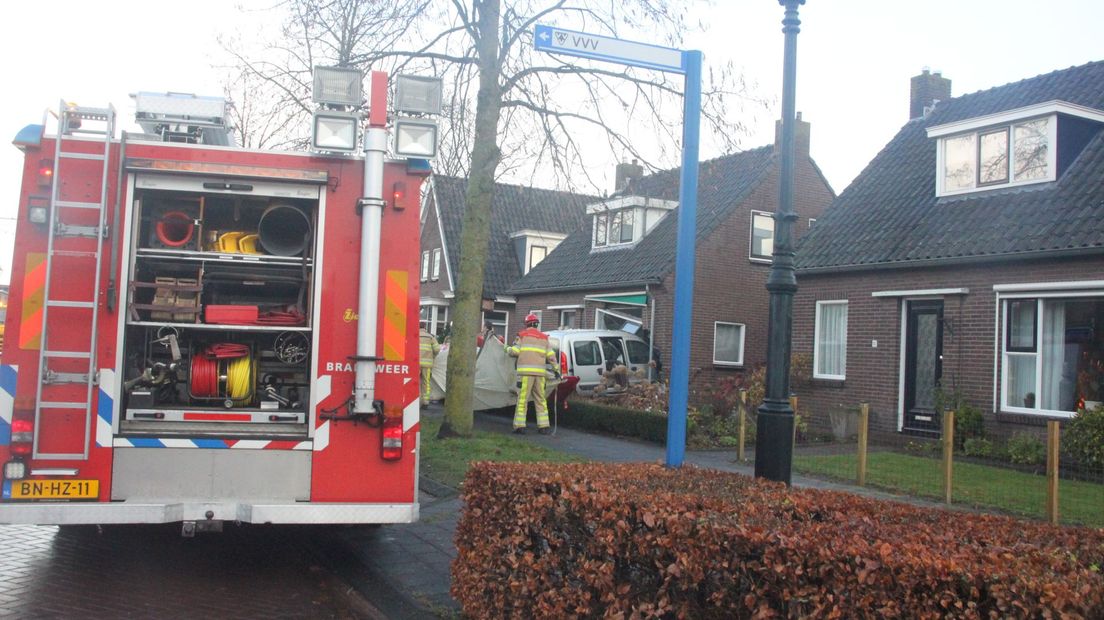 In Nieuwleusen reed een auto een woning binnen