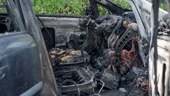 Auto in brand tijdens rijden, volledig verwoest Home