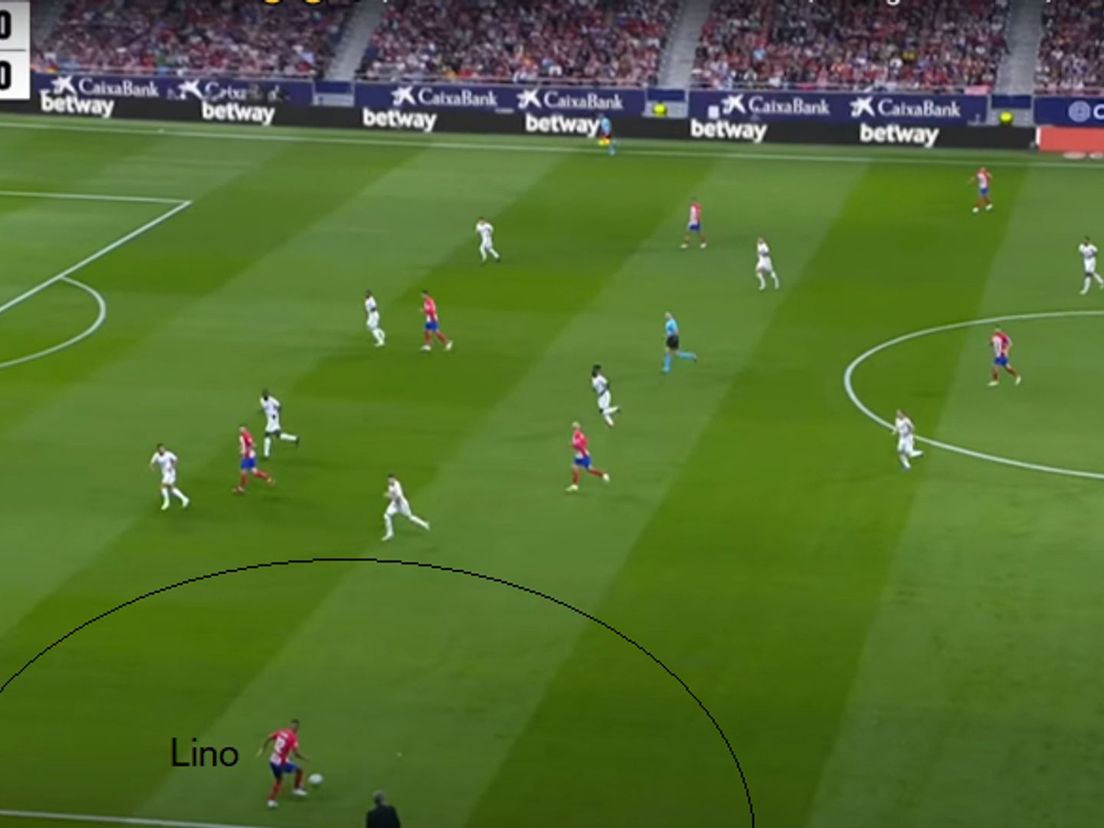 Het spel wordt verlegd naar de linkerkant, waar Lino vrij staat.
