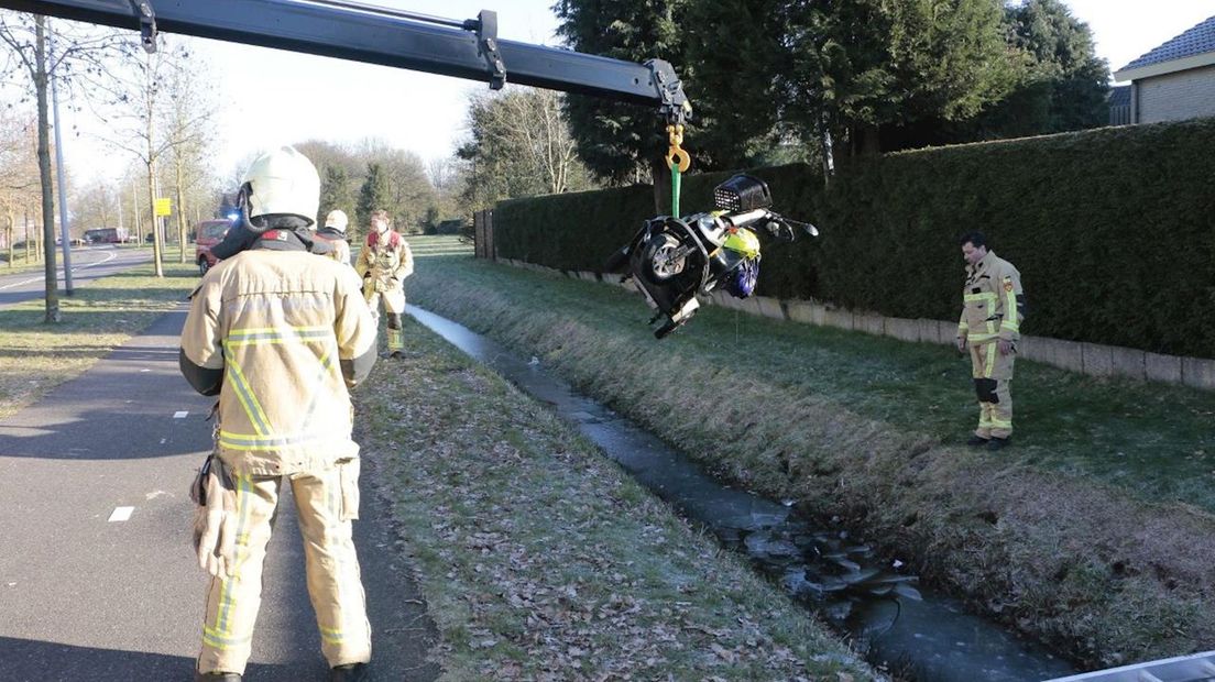 Scootmobielrijder in sloot in Goor