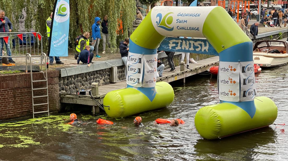 Team Pieter van den Hogeland komt aan in de Oosterhaven in Stad