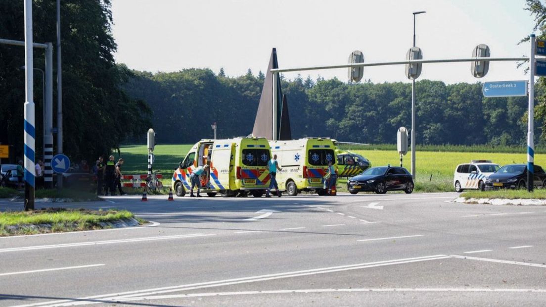 Op een kruispunt in Arnhem raakte een fietsster toen ze werd aangereden tijdens het oversteken.