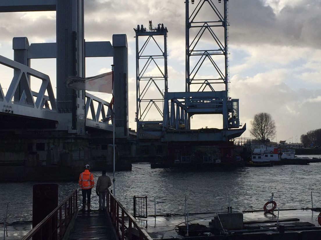 Het wegvaren van de eerste heftoren van de oude Botlekbrug.