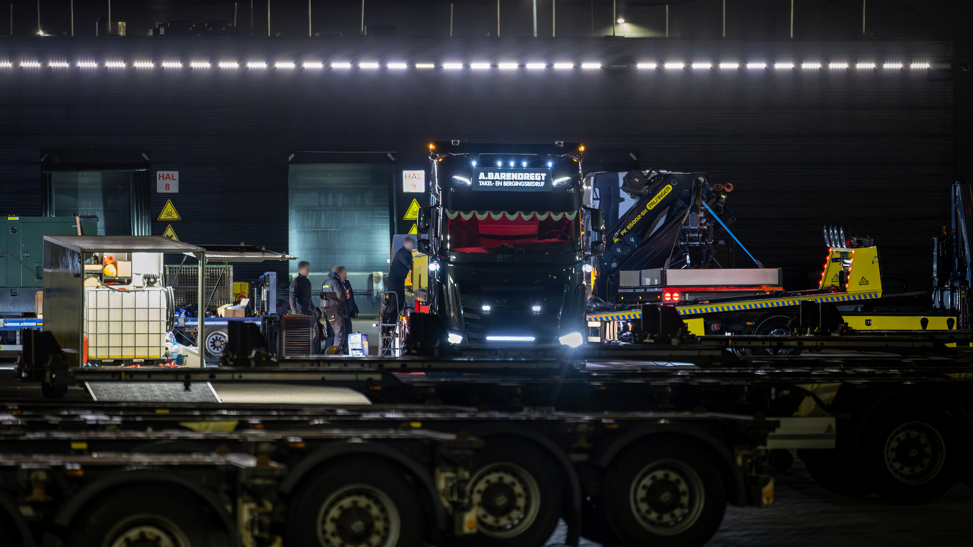 Er is aardig wat mankracht en materieel nodig om de verstopte drugs te verwijderen