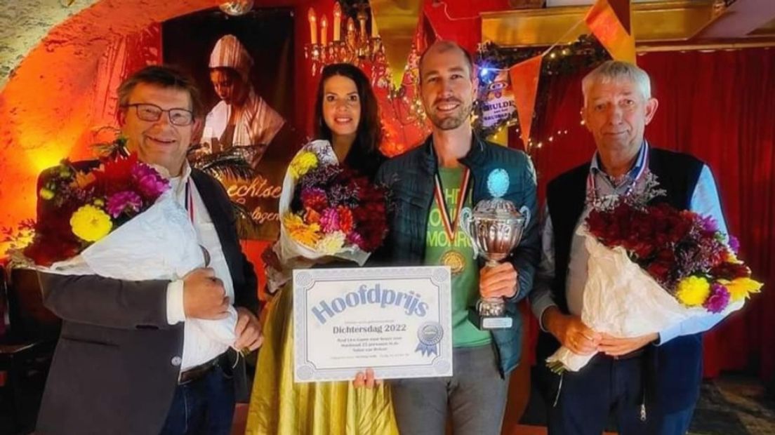 Valentijn van Urk op de Dichtersdag 2022. Naast hem staan (links) twee juryleden, en (rechts) Fred Penninga, lid van het Utrechtse Stadsdichtersgilde.