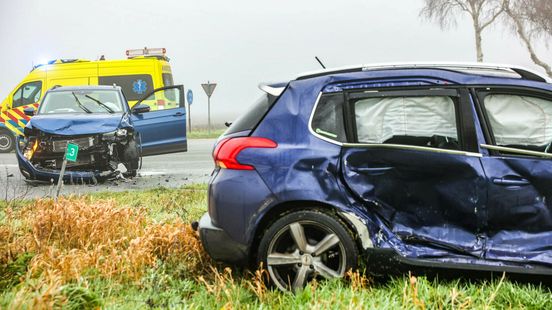 Flink wat schade bij auto-ongeluk in Valthermond. Flink wat schade bij auto-ongeluk in Valthermond.
