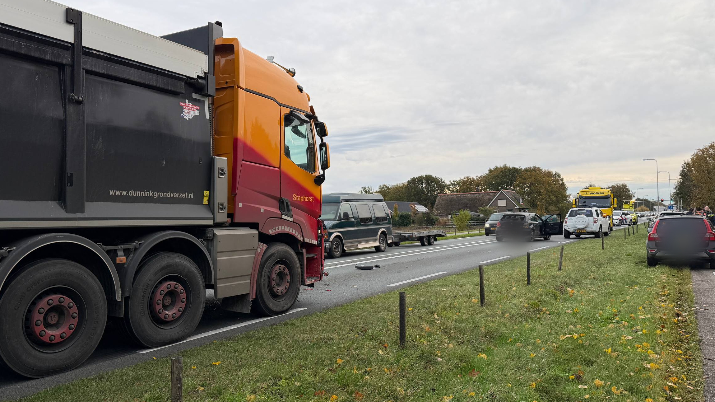 file op N35 door ongeval met vrachtwagen.