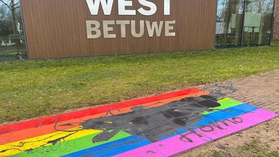 Regenboogpad in Geldermalsen direct besmeurd