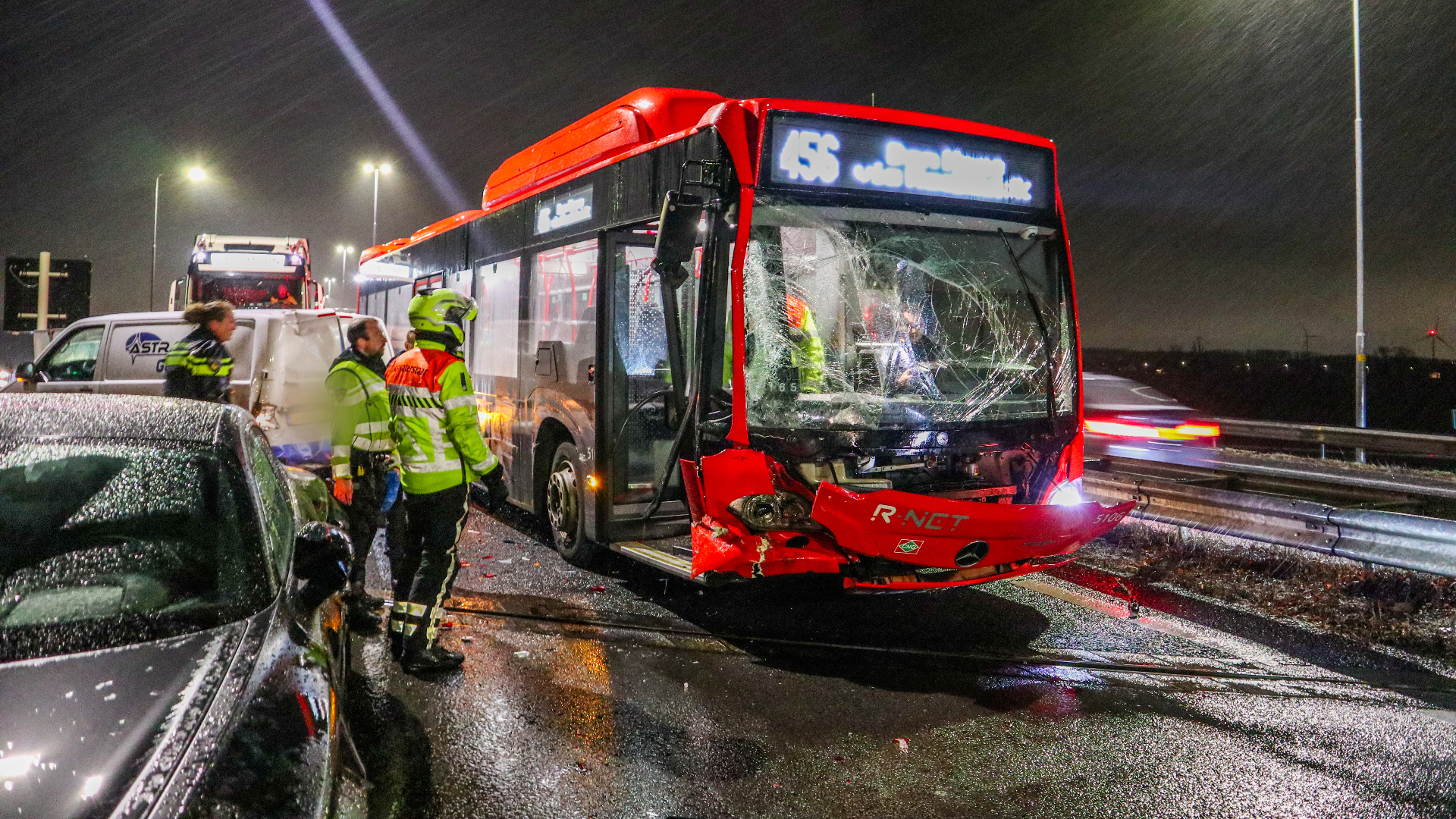 Bestelbus En Lijnbus Botsen Op A20 | Verdachte Dodelijke Steekpartij ...