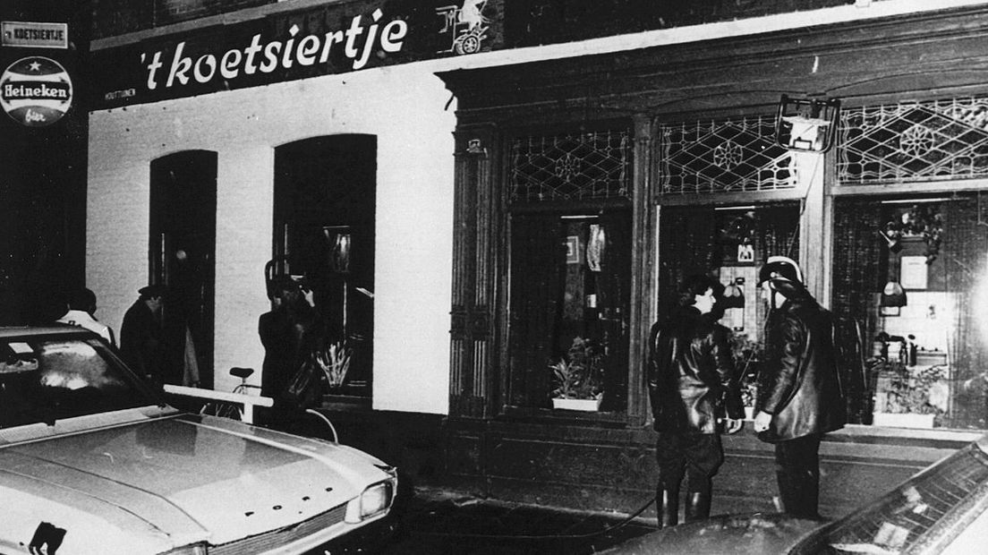 Café 't Koetsiertje na de schietpartij in april 1983