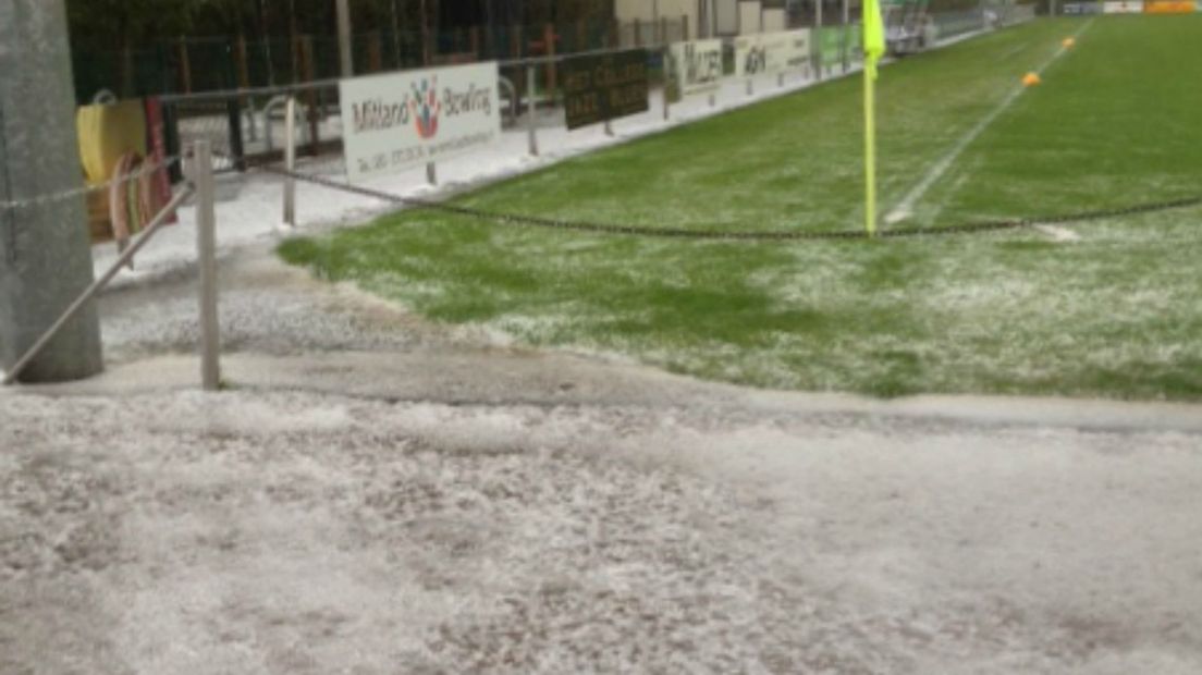 Er stonden grote plassen op het veld