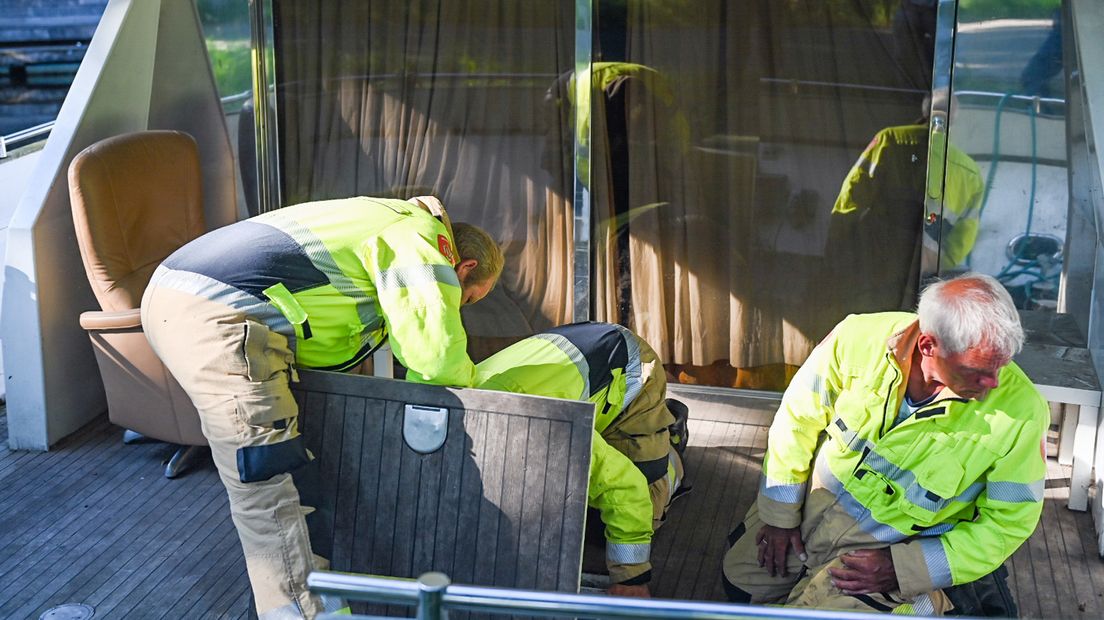 De brandweer deed vrijdagavond onderzoek op een verwaarloosd jacht dat aangemeerd ligt in de haven